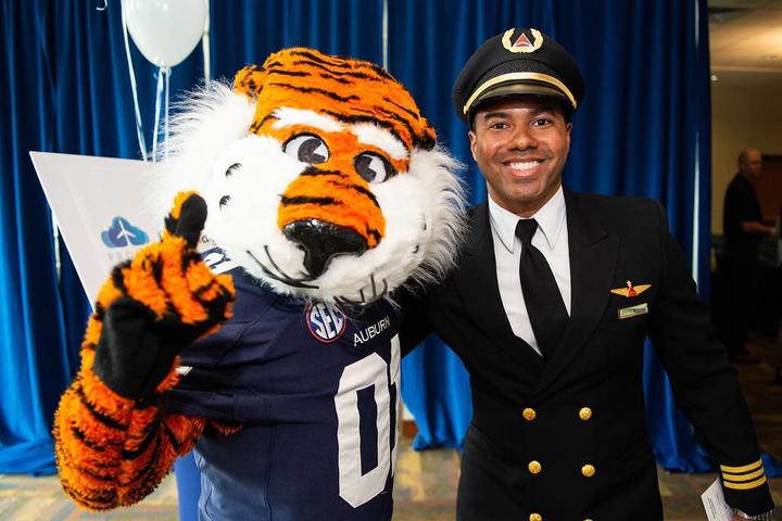 A pilot from Delta's Propel flight deck training program.