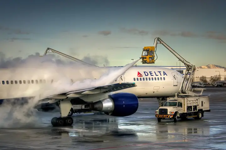 Deicing plane in Salt Lake City