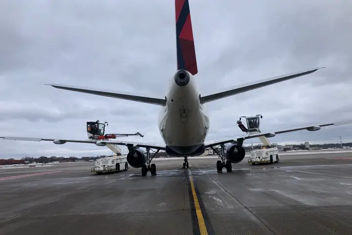 De-icing Delta aircraft at the MSP hub.
