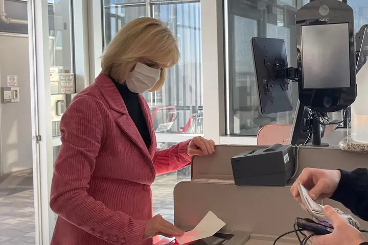 E.V.P. and Chief Customer Experience Officer Allison Ausband spends time scanning boarding passes at Delta's MSP hub.