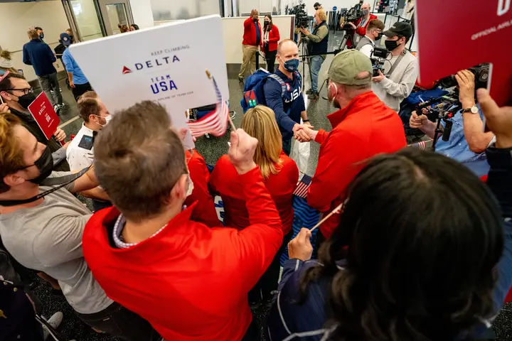 Dan Cnossen is greeted by Delta employees.