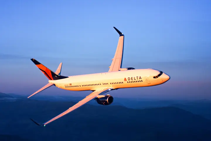 Boeing 737-900 in flight
