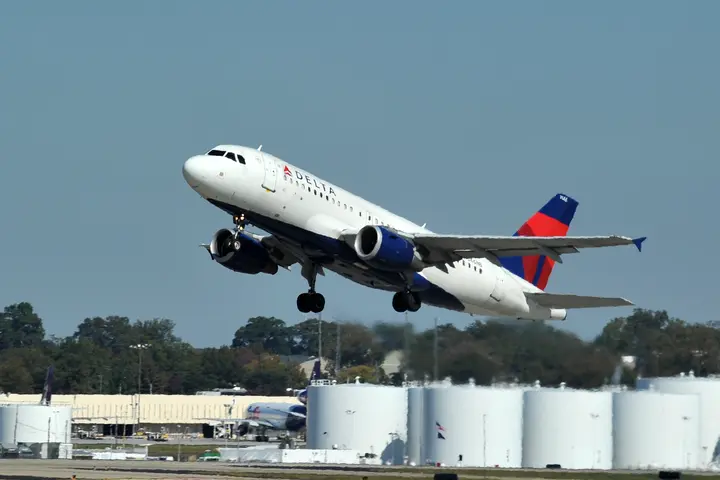 A319-100 Departing