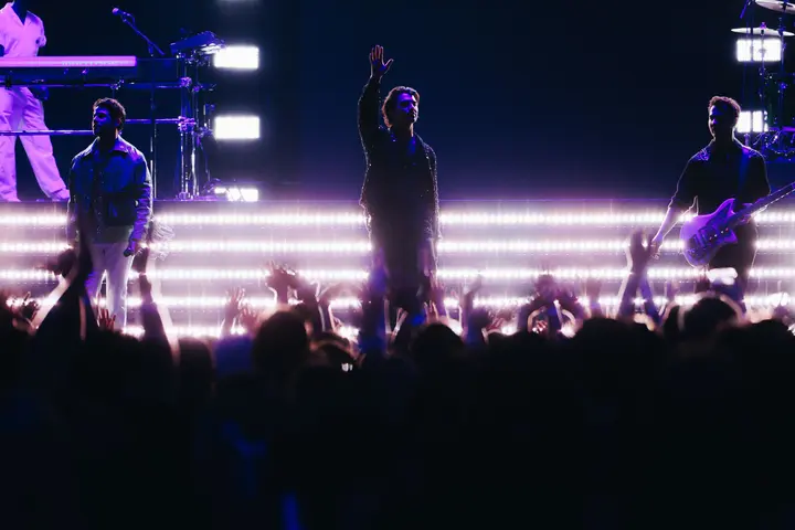 Jonas Brothers on stage for the Delta-exclusive concert, which can now be watched on Delta Studios.