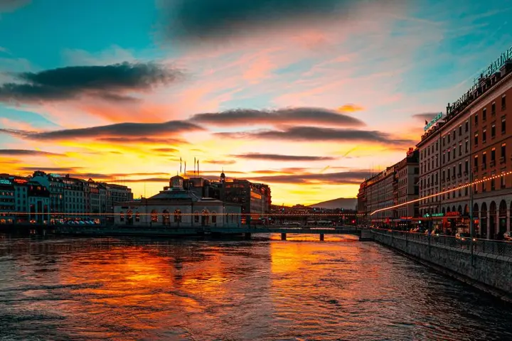 A sunset on the lake in Geneva, Switzerland