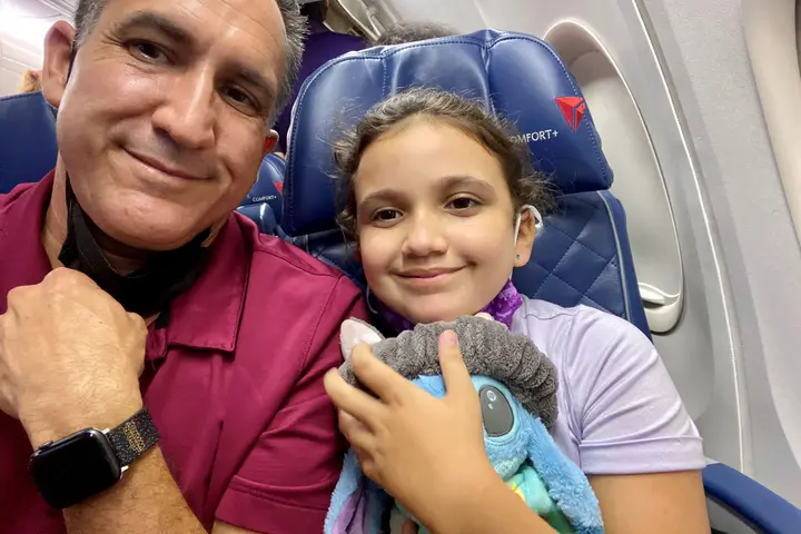 Eric Hanson with his daughter, Bella, on a Delta flight.
