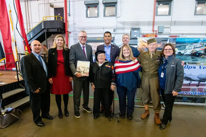 Ed Bastian and other Delta people pose for a group photo at the 2022 Veterans Day event.