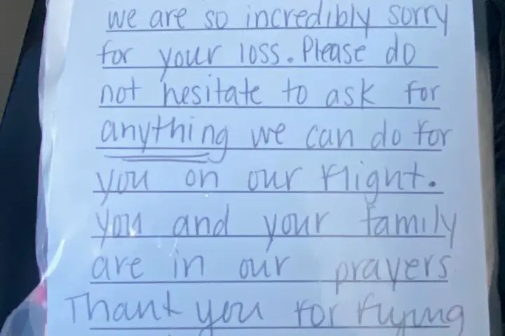 Flight leader Alex Maysonet gave Delta customer Jeff Harper a care package with a thoughtful note inside as he was grieving the loss of his sister.