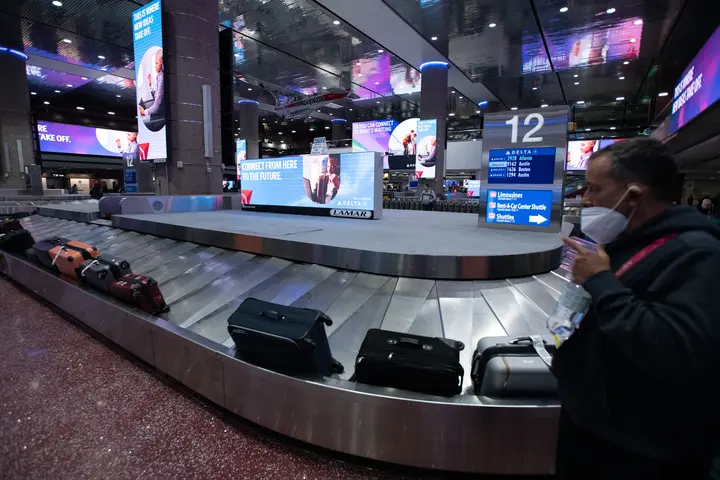 Digital Delta signs welcome customers to Las Vegas at Las Vegas' Harry Reid International Airport (LAS) baggage claim.