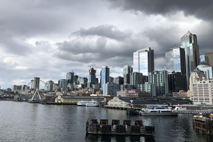 The skyline of Seattle, a busy city nestled between two seemingly infinite mountain ranges, surrounded by more than 50 hiking trails and unforgettable views.