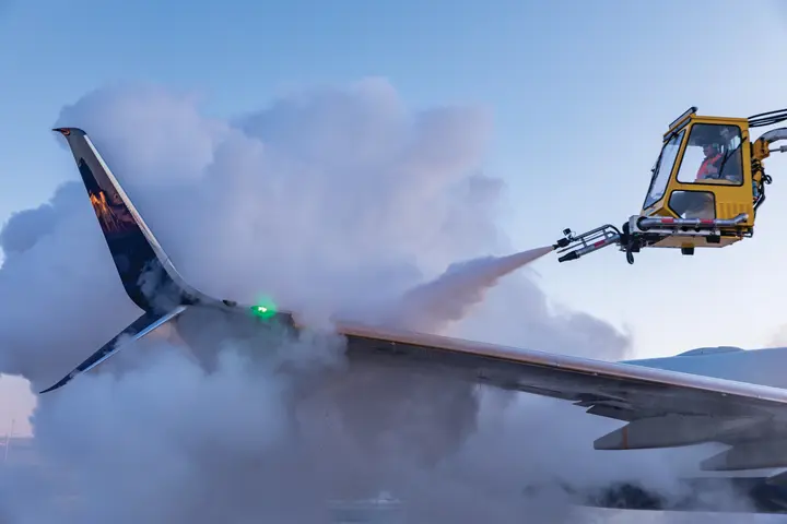Delta crews de-ice a Boeing 737 at Minneapolis-Saint Paul International Airport.