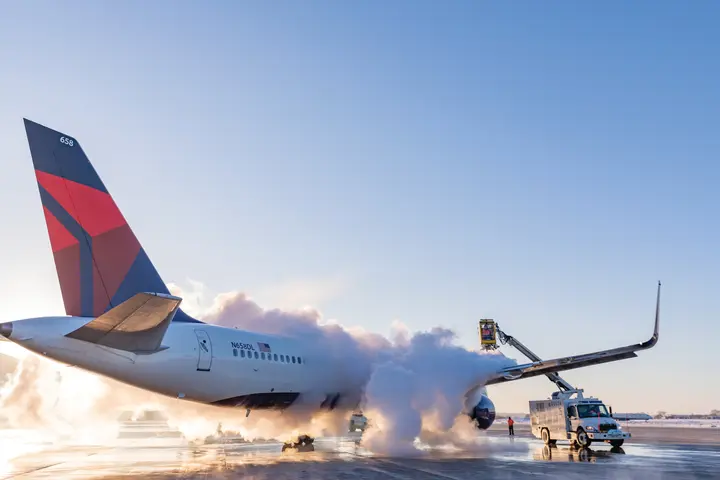 Delta crews de-ice a Boeing 757 at  Minneapolis-Saint Paul International Airport.