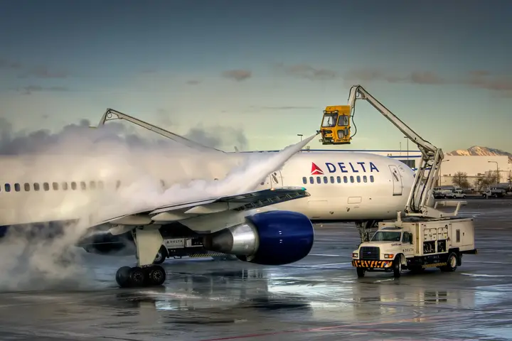Delta crews de-ice a Boeing 757 at Salt Lake City International Airport.