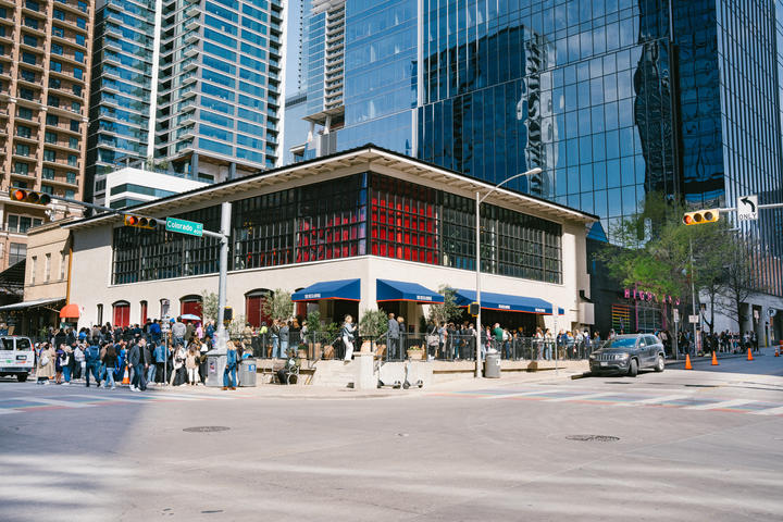 Open for the first half of the festival, Delta’s lounge at SXSW was a two-story respite for SkyMiles members to enjoy libations and a locally-inspired and curated menu, along with additional unique experiences