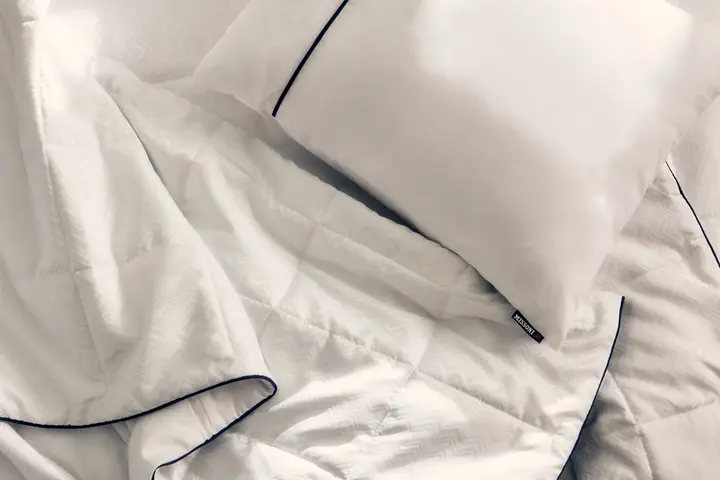 El nuevo juego de cama de Delta One incluye el edredón Missoni y una almohada blanca para dormir, con un sutil y elegante diseño en zigzag de Missoni y detalles en azul marino.