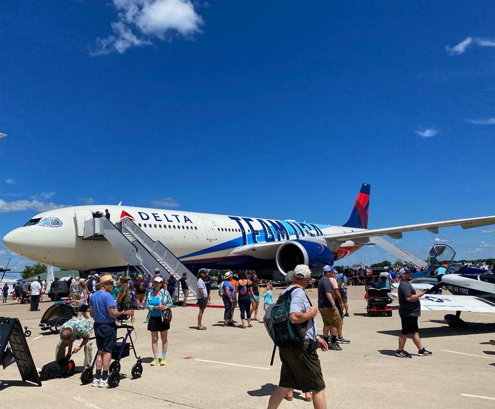 Oshkosh Team USA Plane-Crowds