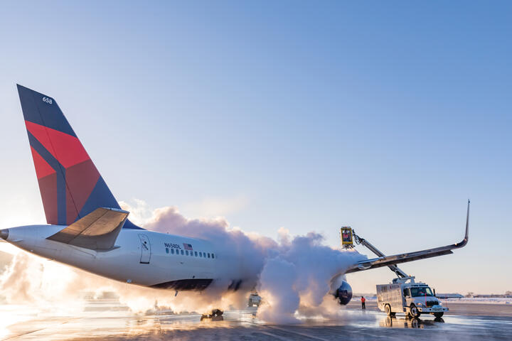 Delta crews de-ice a Boeing 757 at  Minneapolis-Saint Paul International Airport.