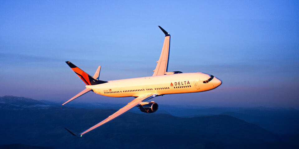 Boeing 737-900 in flight