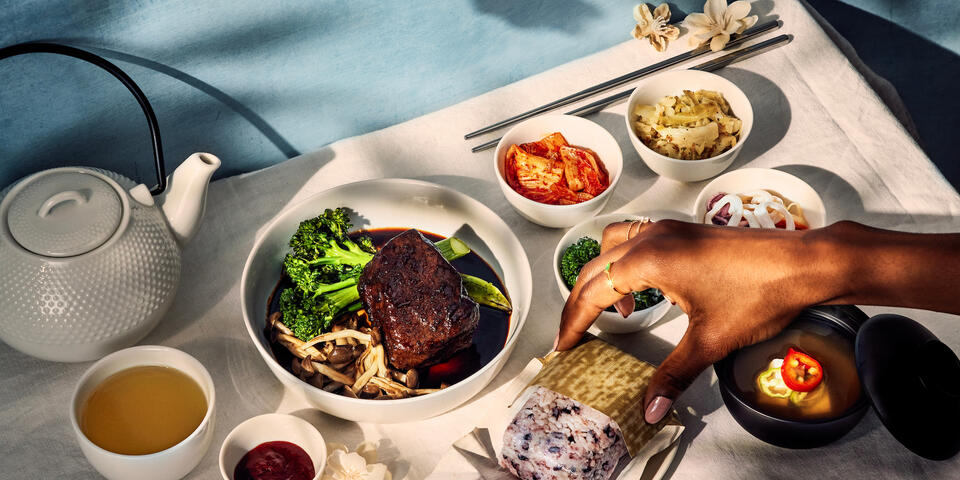 As of December 2023, Delta One customers flying to Incheon from the U.S. can enjoy hearty offerings like Korean braised beef short rib with mixed rice, mushroom, broccoli and sweet soy sauce; kimchee; doenjang soup with soybean paste; vegetarian bao bun with curried potato salad and pickled cucumbers; and more. 