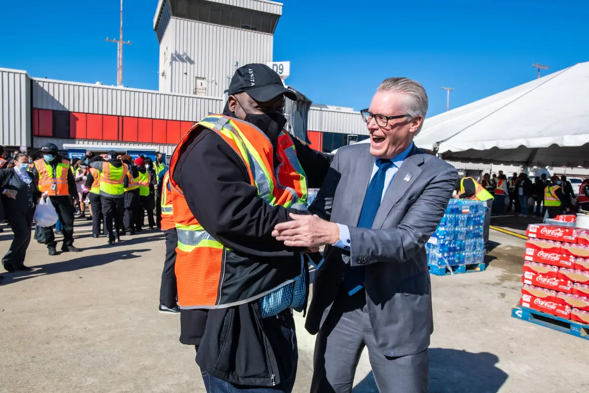 Ed Bastian with an employee