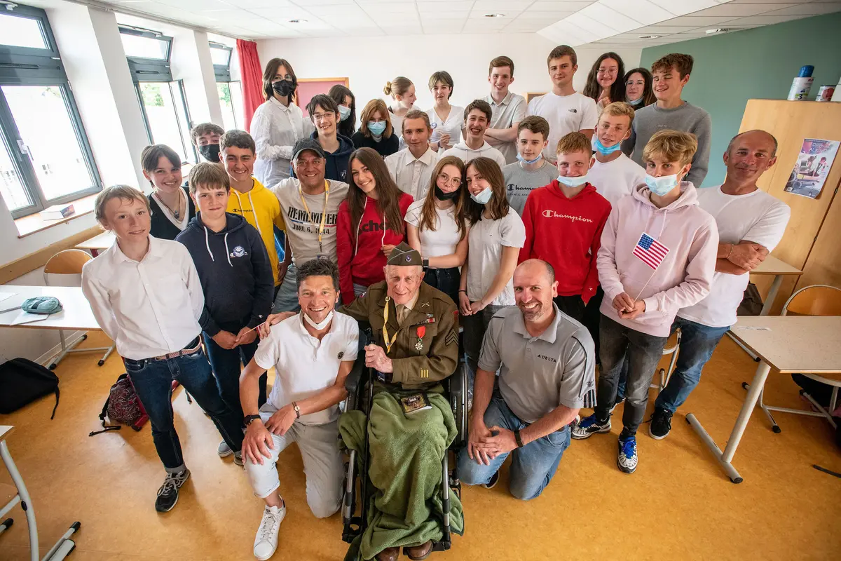 Delta’s Nick Scott with Bud Sabetay in the classroom during the Bayeux school visit.