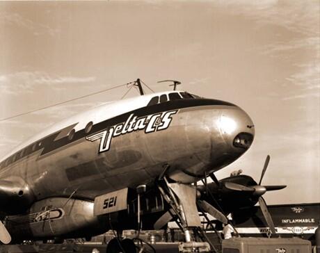 Black and white image of Lockheed Constellation 